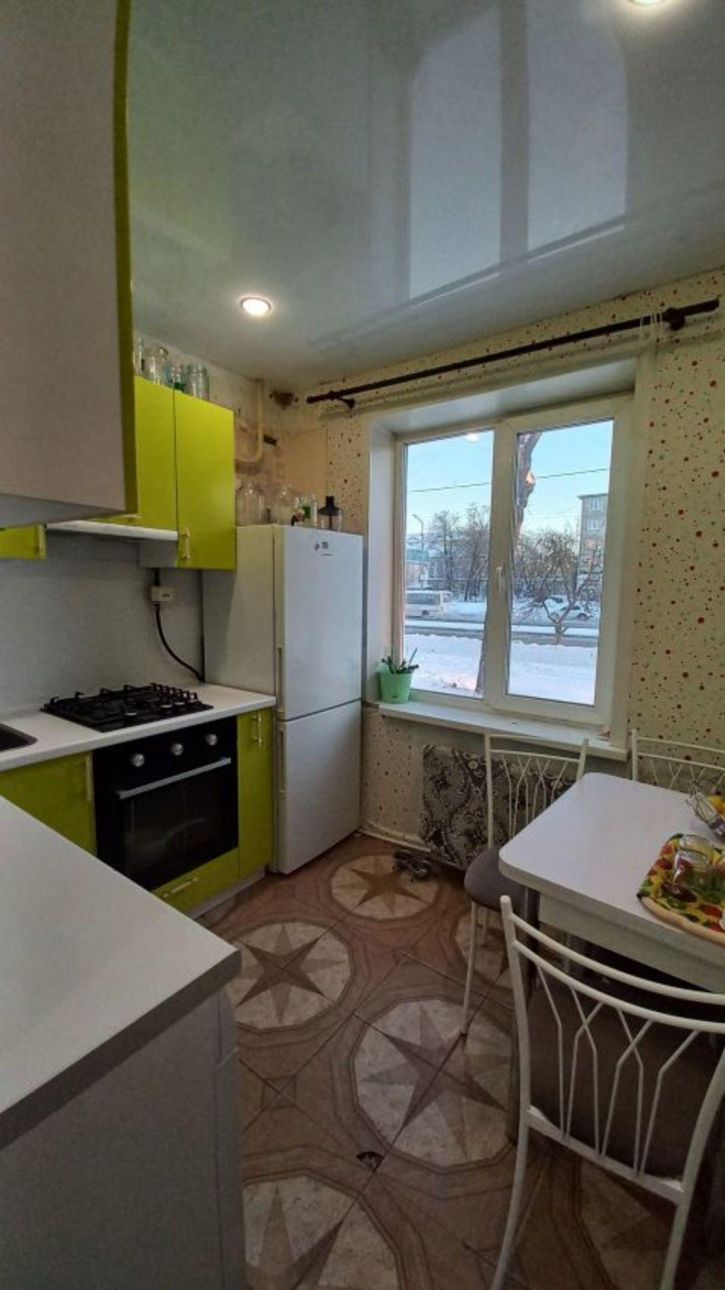 3-комн квартира Конституции проспект, 49